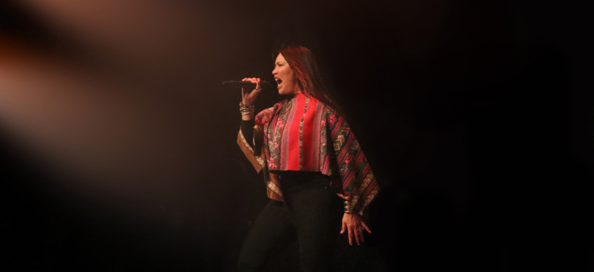 Toni Childs sings on stage
